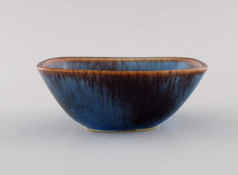 Gunnar Nylund (1904-1997) for Rörstrand. Bowl in glazed ceramics. Beautiful 
glaze in blue and brown shades. Mid-20th century.
