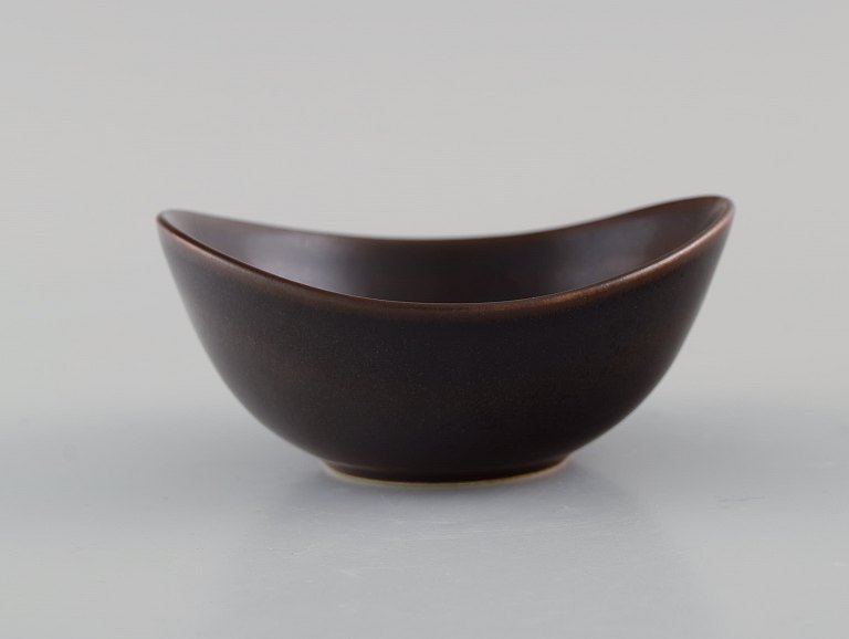 Gunnar Nylund (1904-1997) for Rörstrand. Bowl in glazed ceramics. Beautiful 
glaze in brown shades. Mid-20th century.
