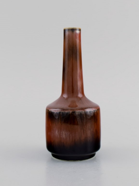 Carl Harry Stålhane (1920-1990) for Rörstrand. Narrow neck vase in glazed 
ceramics. Beautiful metallic glaze in reddish brown shades. Mid-20th century.
