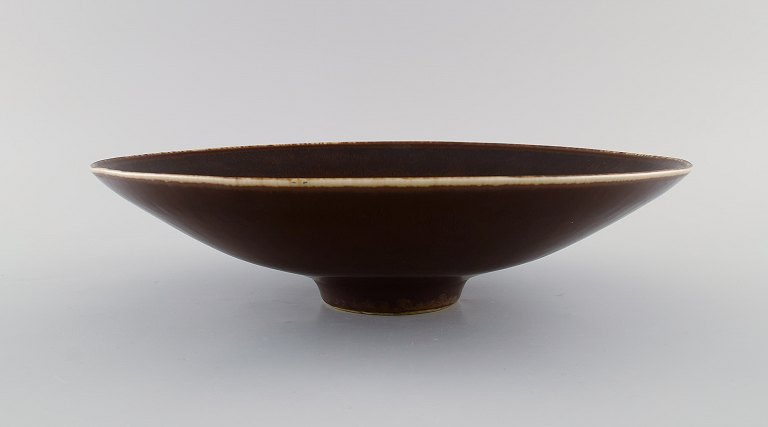Carl Harry Stålhane (1920-1990) for Rörstrand. Large bowl / dish in glazed 
ceramica. Beautiful glaze in brown shades. Mid-20th century.
