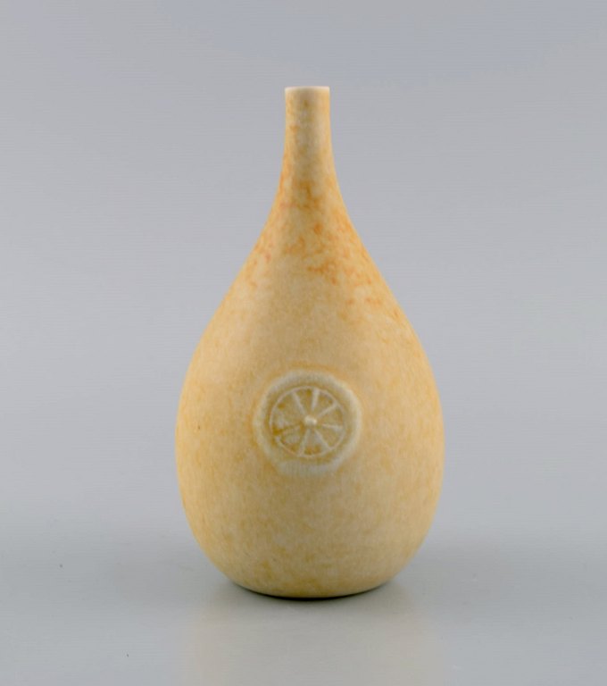 Sven Wejsfelt (1930-2009), Gustavsberg Studiohand. Unique vase in glazed 
ceramics. Beautiful glaze in delicate sand shades. Dated 1981.
