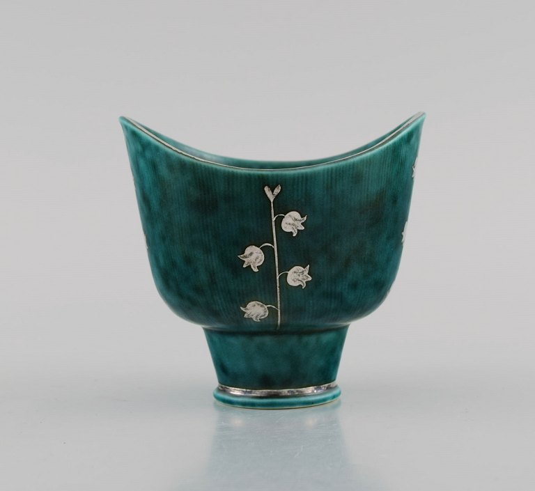 Wilhelm Kåge (1889-1960) for Gustavsberg. Argenta art deco vase i glaseret 
keramik. Smuk glasur i grønne nuancer med sølvindlæg i form af bladværk. Dateret 
1952.
