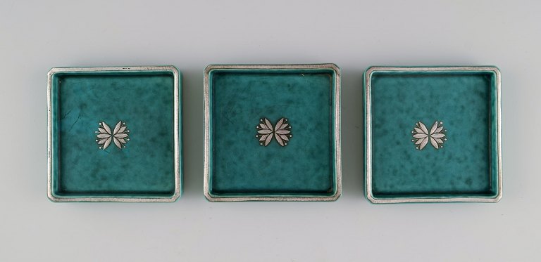 Wilhelm Kåge (1889-1960) for Gustavsberg. Three Argenta art deco dishes in 
glazed ceramics. Beautiful glaze in shades of green with silver inlay. 1940s.
