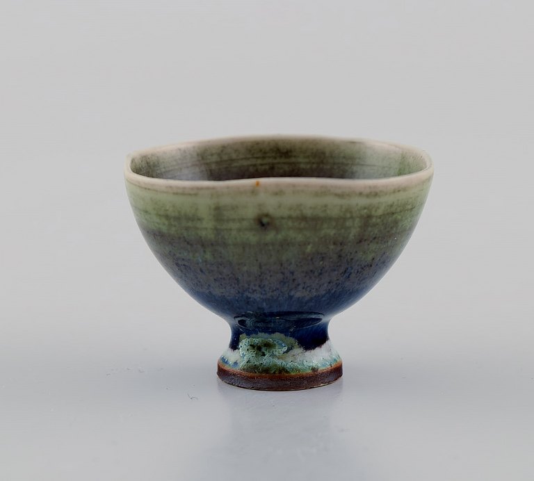 Berndt Friberg (1899-1981) for Gustavsberg Studiohand. Miniature bowl in glazed 
ceramics. Beautiful glaze in shades of blue-green. 1960s.
