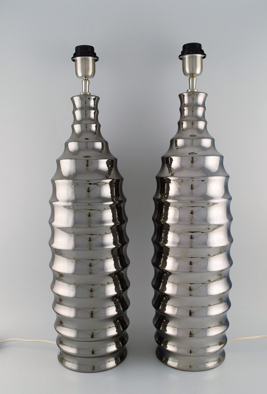 Louis Drimmer, Frankrig. To store skulpturelle bordlamper i krom. 1980