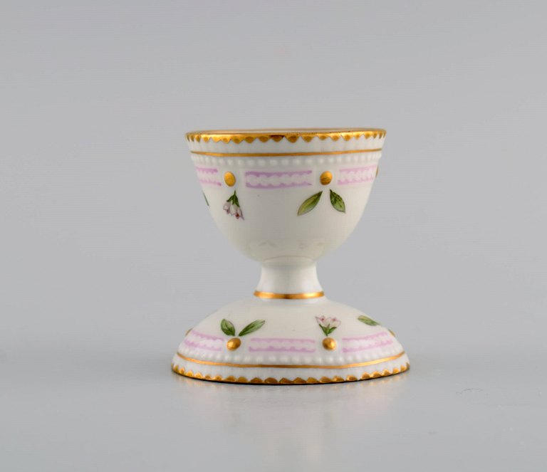 Royal Copenhagen Flora Danica æggebæger i håndmalet porcelæn med blomster og 
gulddekoration. Modelnummer 20/3530.  
