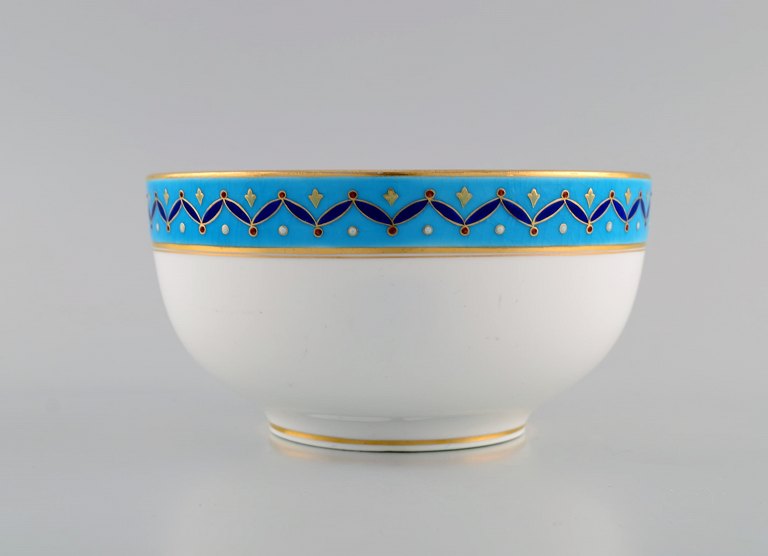 Mintons, England. Skål i håndmalet porcelæn. Blå kant med blomster og 
gulddekoration. Tidligt 1900-tallet.
