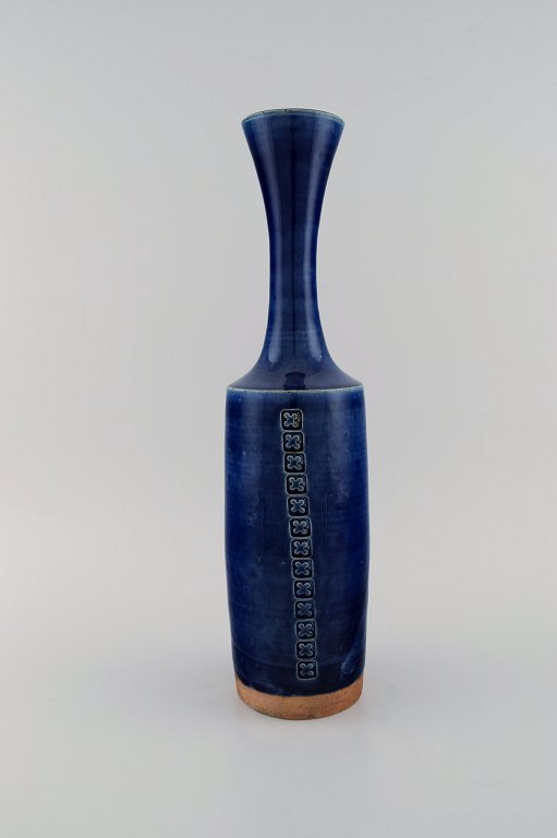 Jacob Bang (1932-2011) for Arne Bang. Large unique vase in glazed stoneware with 
geometric patterns. Beautiful glaze in shades of blue. Mid 20th century.
