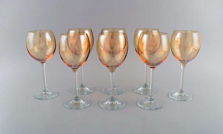 Scandinavian glass artist. Eight large red wine glasses in art glass. 1980s.
