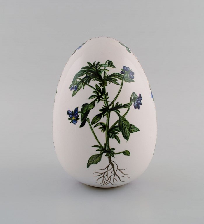 Æg i porcelæn. Håndmalede blomster, guld- og lyserød dekoration. Flora Danica 
stil. Dateret 2001.
