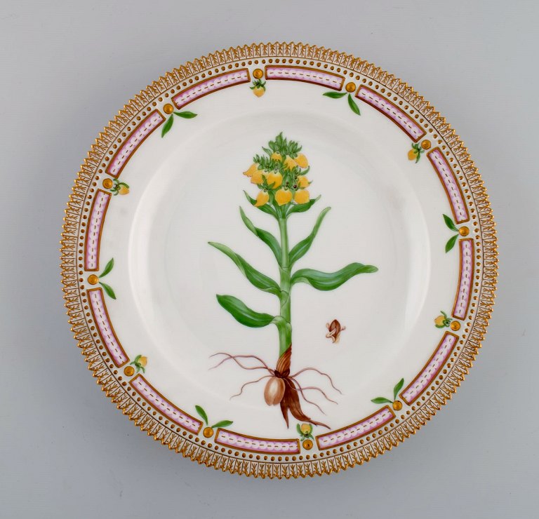 Royal Copenhagen Flora Danica middagstallerken i håndmalet porcelæn med blomster 
og gulddekoration. Modelnummer 20/3549.  

