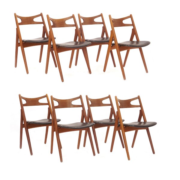 Savbukkestole Wegner. Sæt på otte savbukkestole i teak af Hans J. Wegner. Med 
originalt patineret læderbetræk. Stemplet Wegner og Carl Hansen & Søn. H ryg: 
75cm. H sæde: 44,5cm