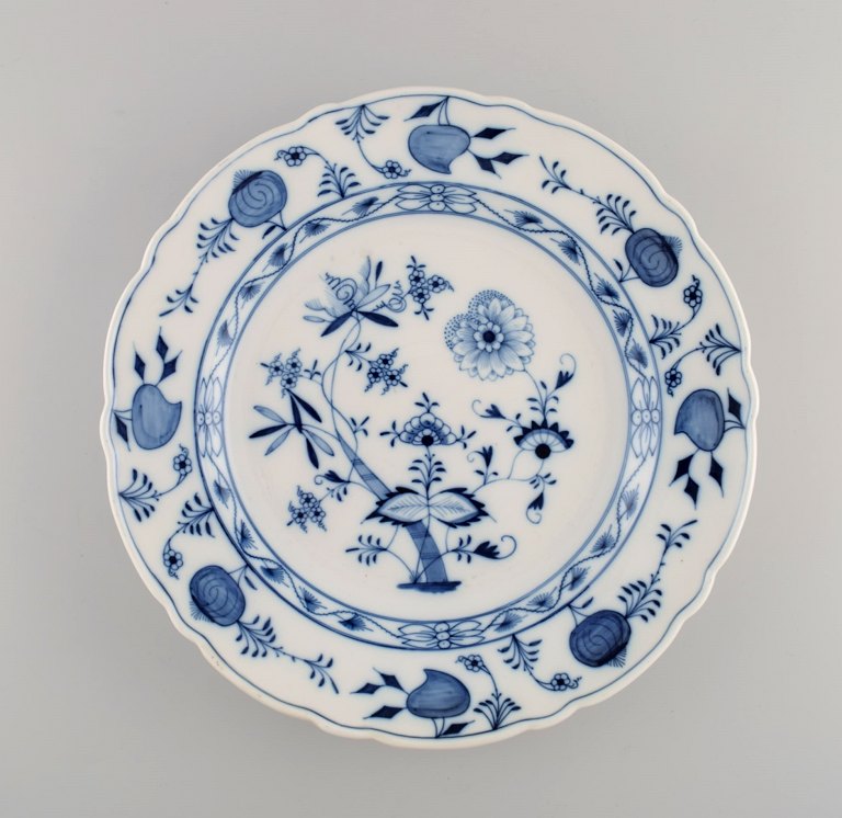 Round Stadt Meissen Blue Onion serving dish in hand-painted porcelain. Early 
20th century.
