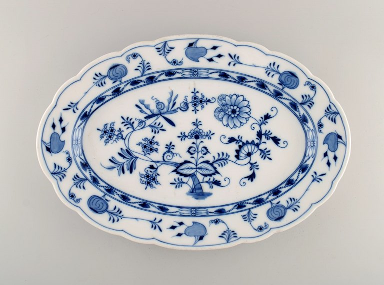 Very large Stadt Meissen Blue Onion serving dish in hand-painted porcelain. 
Early 20th century.
