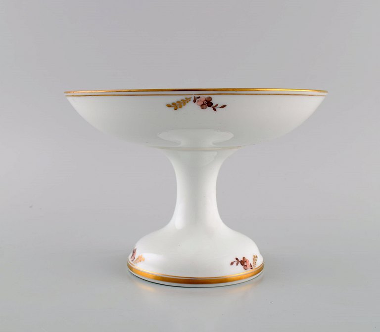 Royal Copenhagen Golden basket compote in porcelain with flowers and gold 
decoration. Model number 595/9410. Early 20th century.
