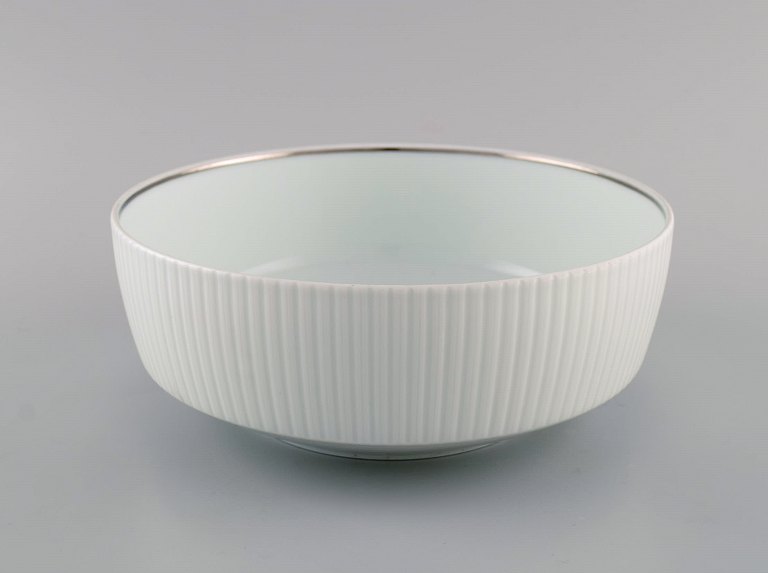 Tapio Wirkkala for Rosenthal. Sjælden Modulation skål i riflet porcelæn. 
Platinum Detail. Klassisk og tidsløst design. 1960