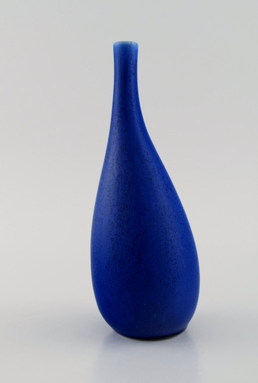 Stig Lindberg (1916-1982) for Gustavsberg. Vase i glaseret keramik. Smuk glasur 
i blå nuancer. Svensk design, midt 1900-tallet.
