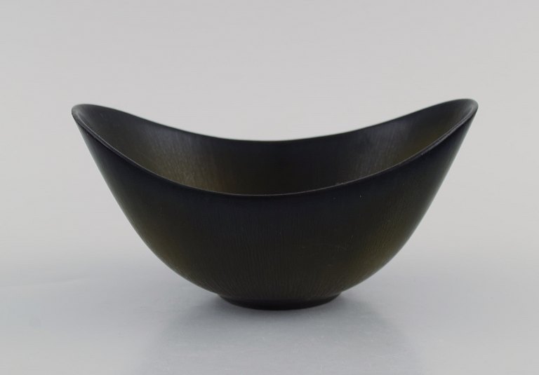 Gunnar Nylund (1904-1997) for Rörstrand. Bowl in glazed ceramics. Beautiful 
glaze in brown shades with green streaks. Mid-20th century.
