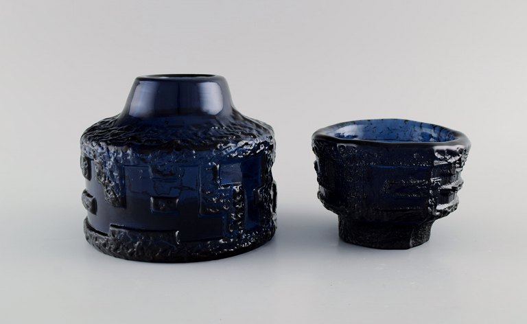 Göte Augustsson (1917-2004) for Ruda. Vase and bowl in blue mouth blown art 
glass. Swedish design, 1960s.

