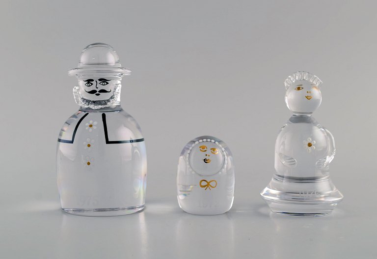 Kosta Boda, Sverige. Tre kunstglas figurer med graveret og håndmalet dekoration. 
"Familien". 1970