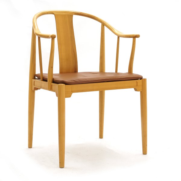 Kinastolen af Hans J. Wegner i lyst kirsebærtræ med ny cognacfarvet læderhynde. 
Formgivet af Hans J. Wegner 1944. Fremstillet af Fritz Hansen begyndelsen af 
1980erne. 4 stk på lager. Kan anvendes som sæt