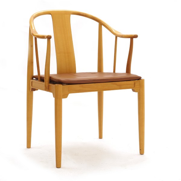 Chinastuhl von Hans J. Wegner aus Kirsch. Design von Hans J. Wegner 1944. 
Hergestellt von Fritz Hansen in den 1980er Jahren. Sehr guter Zustand. Wir haben 
vier Stück, die als Satz verwendet werden können. H. 82cm. Hs: 45cm