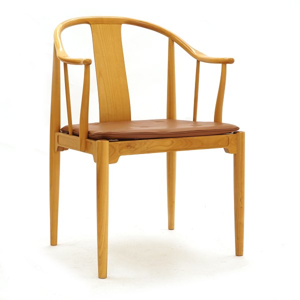 China Chair by Hans J.  Wegner, cherry and brown leather. Designed 1944. 
Manufactured by Fritz Hansen, Denmark, 1980s. H: 82cm. H s: 45cm