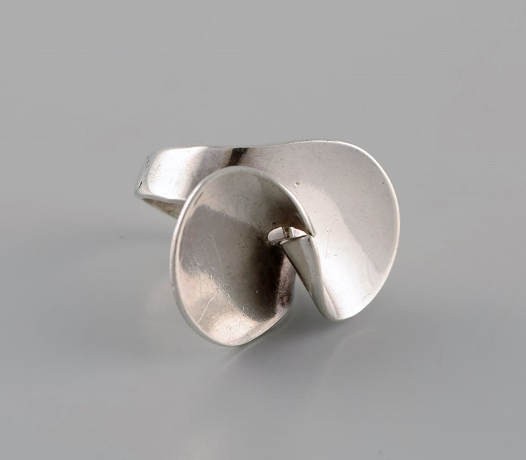 Ibe Dahlquist (1924-1996) for Georg Jensen. Modernistisk ring i sterlingsølv. 
Modelnummer 130.
