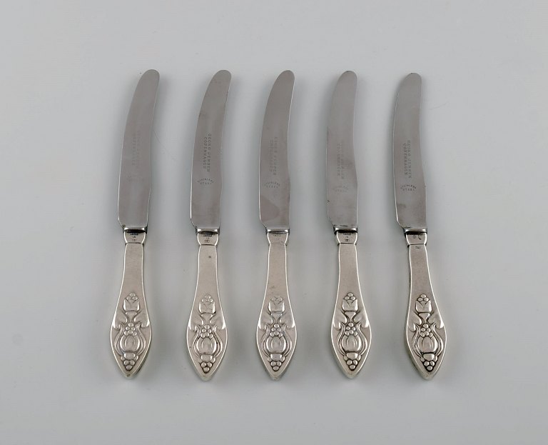 Fem sjældne og antikke Georg Jensen Klokke frokostknive i sterlingsølv og 
rustfrit stål. 1910