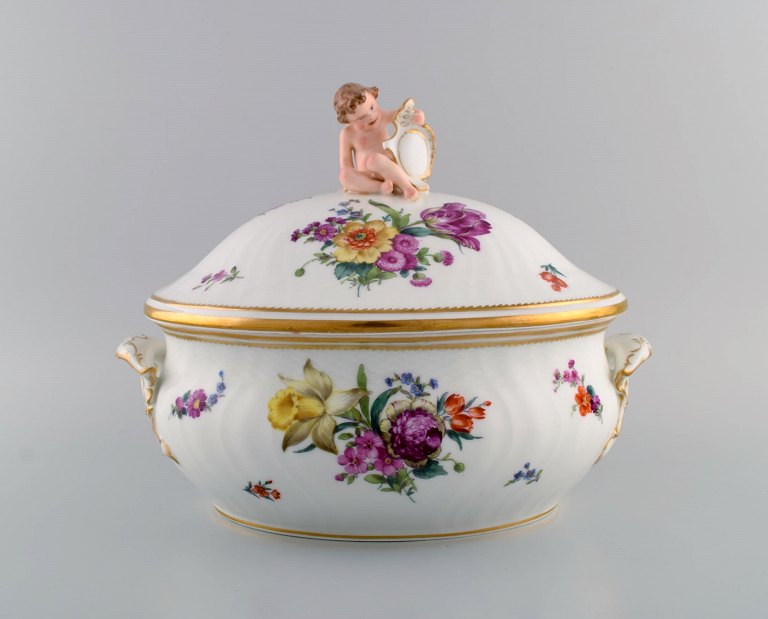 Royal Copenhagen Saksisk Blomst. Stor suppeterrin i håndmalet porcelæn med 
blomster og gulddekoration. Modeleret med putti på toppen. Modelnummer 4/1669. 
Tidligt 1900-tallet.
