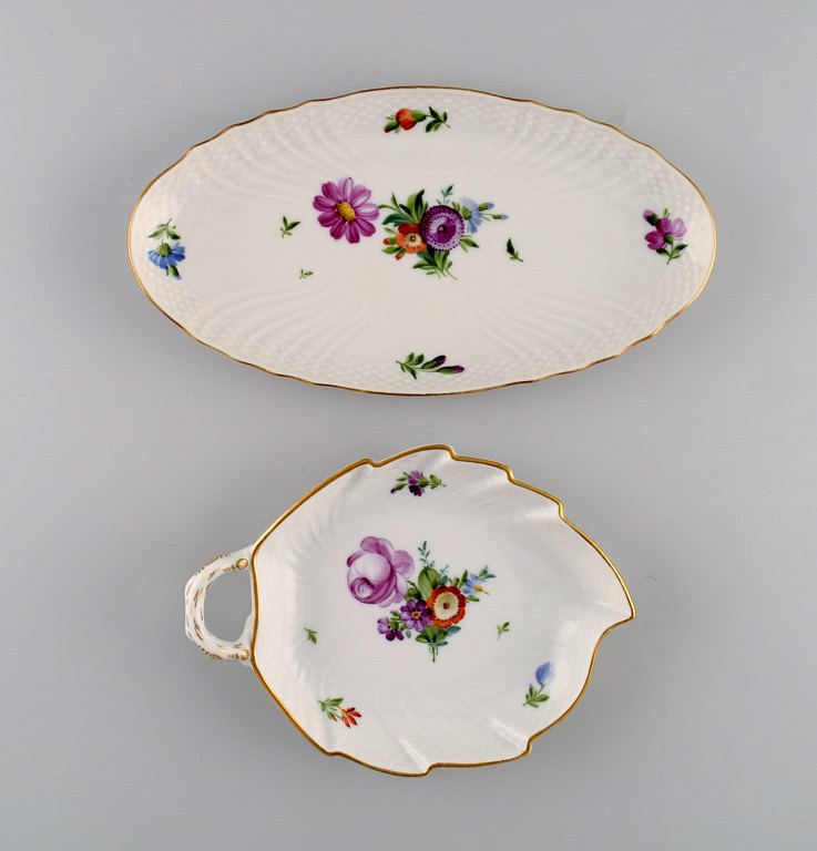 Royal Copenhagen Saxon Flower. Two dishes in hand-painted porcelain with flowers 
and gold decoration. 1940s.
