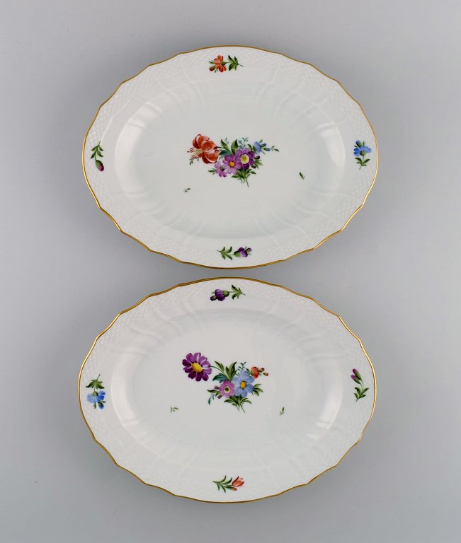 Royal Copenhagen Saksisk Blomst. To ovale serveringsfade i håndmalet porcelæn 
med blomster og gulddekoration. Modelnummer 493/1555. Tidligt 1900-tallet.
