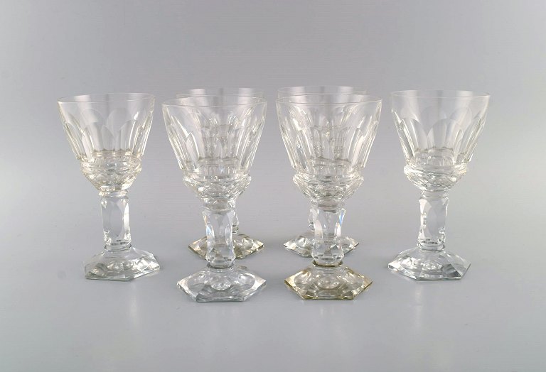 Baccarat, Frankrig. Seks art deco rødvinsglas i klart mundblæst krystalglas. 
1930