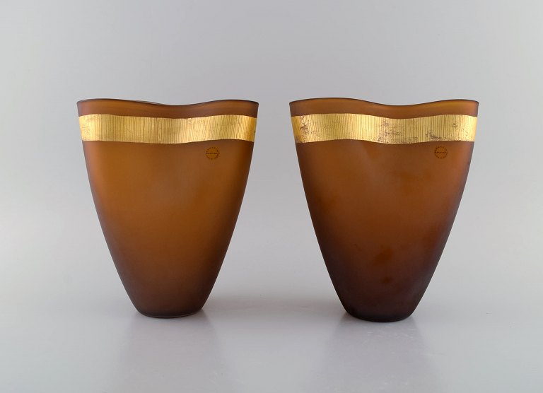 Salviati, Murano. Two vases in amber colored mouth-blown art glass with gold 
ribbon. Italian design. Early 21st century.
