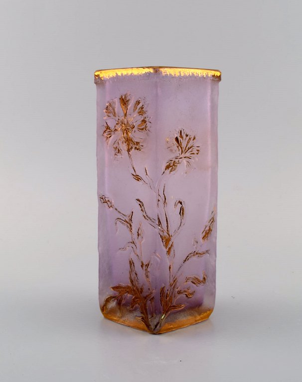 Daum Nancy, Frankrig. Art nouveau vase i lyserødt mundblæst kunstglas med 
håndmalede blomster og gulddekoration. Tidligt 1900-tallet.
