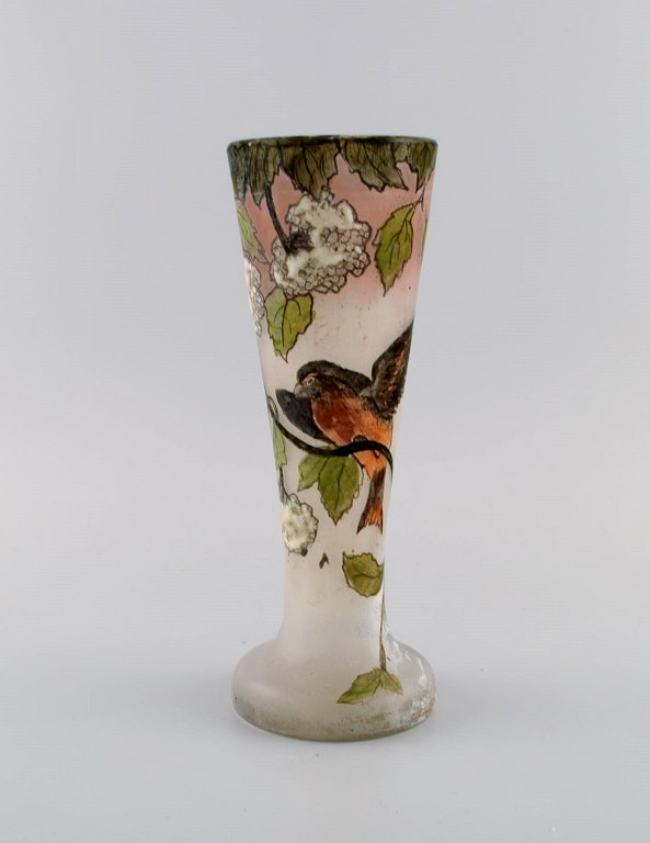 Legras, Frankrig. Unika vase i mundblæst kunstglas med håndmalet bladværk og 
fuglemotiv. Tidligt 1900-tallet.
