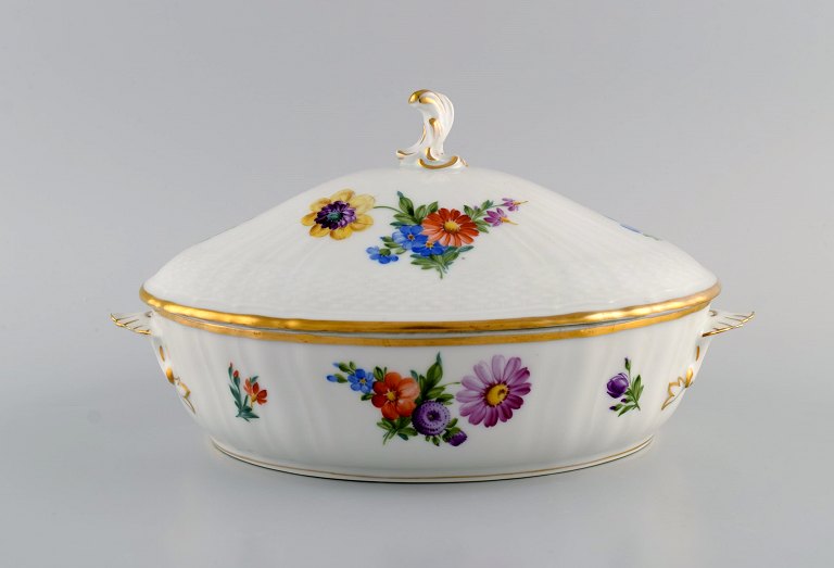 Royal Copenhagen Saksisk Blomst lågterrin i håndmalet porcelæn. Blomster og 
gulddekoration. Modelnummer 493/1702. Tidligt 1900-tallet.
