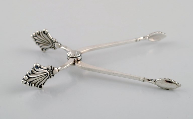 Georg Jensen Acanthus sugar tong in sterling silver.
