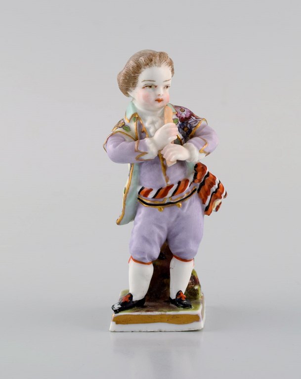 Augustus Rex, Tyskland. Antik håndmalet porcelænsfigur. Dreng med fløjte. 
1800-tallet.

