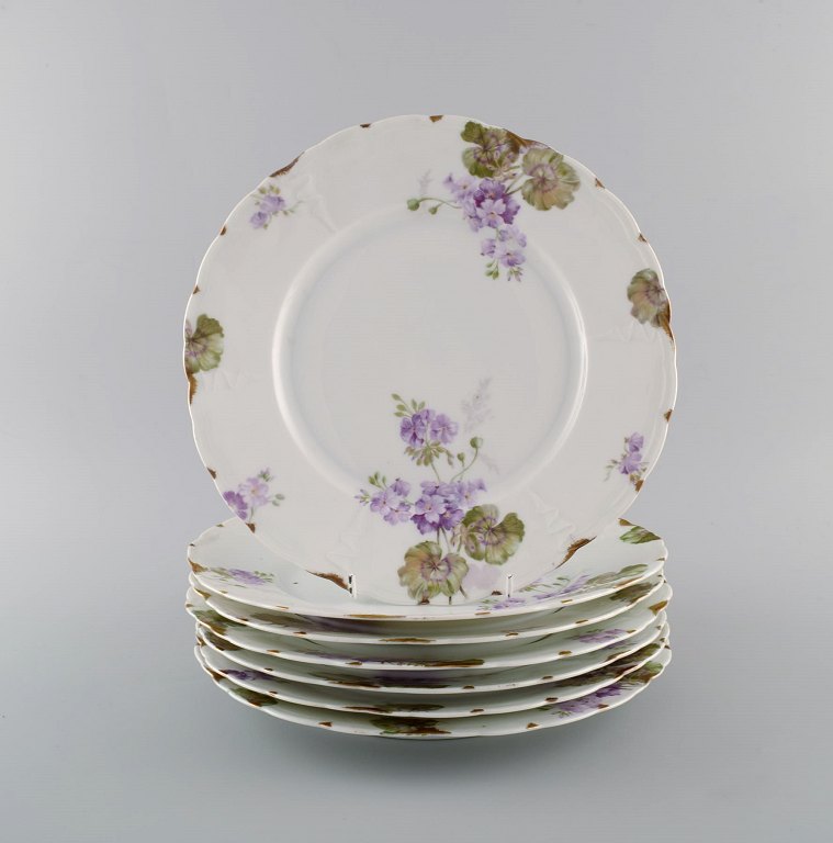 Rosenthal, Germany. Six Iris dinner plates in hand-painted porcelain with 
flowers and gold decoration. 1920s.
