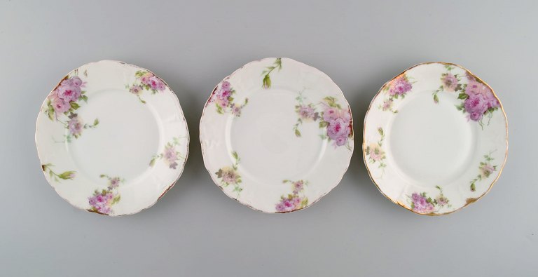 Rosenthal, Germany. Three Iris plates in hand-painted porcelain with flowers and 
gold edge. 1920s.
