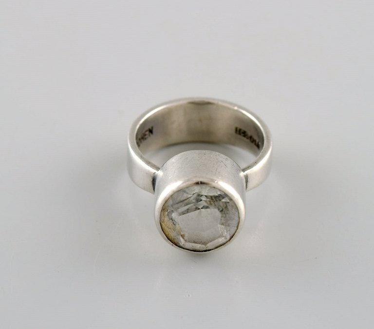 Saac Cohen, svensk designer. Vintage ring i sterlingsølv prydet med 
bjergkrystal. Dateret 1966.
