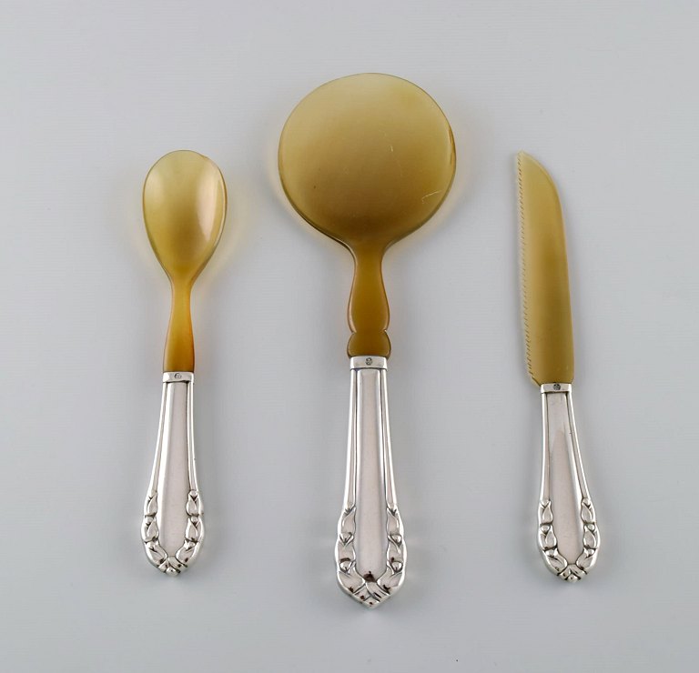 Three early parts Georg Jensen Lily of the valley in silver (830) and horn. 
Dated 1915-1930.
