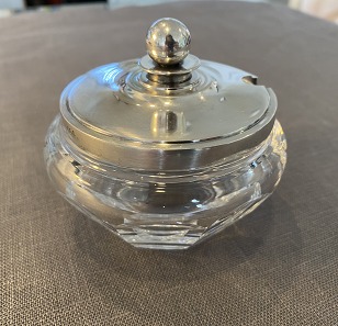 Jam bowl with silver lid no. 600 A
Georg Jensen
Faceted glass bowl with sterling silver lid
Good condition
Harald Nielsen
