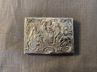 Silver box with decorative motif on lidSilver 8007,5 x 5,5x 1,0 cmGood condition