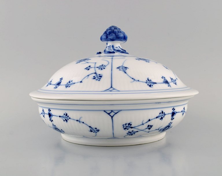 Royal Copenhagen Blue Fluted Plain lidded tureen. Model number 1/397. Dated 
1889-1922.
