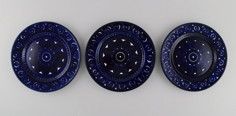 Ulla Procope for Arabia. Three Valencia plates in hand-painted porcelain. 1960s.
