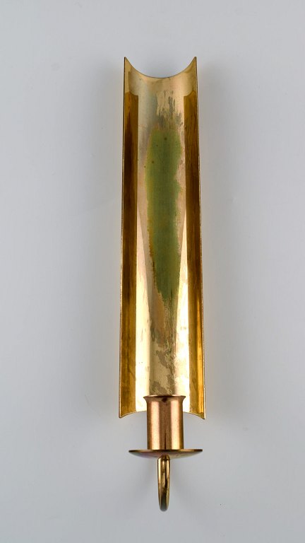 Pierre Forsell for Skultuna. Reflex wall candlestick in brass. Swedish design, 
1960s.
