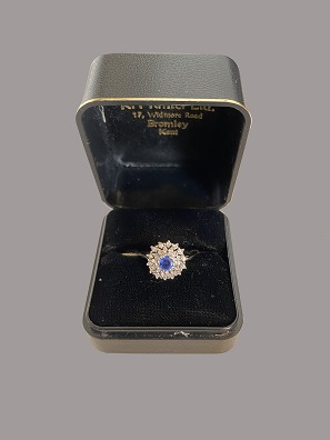 Ring, white gold, sapphire, small diamondsReceipt from Walter-RasmussenWhite gold 18 carat, sapphire, 28 diamonds, 0.25 caratGood condition