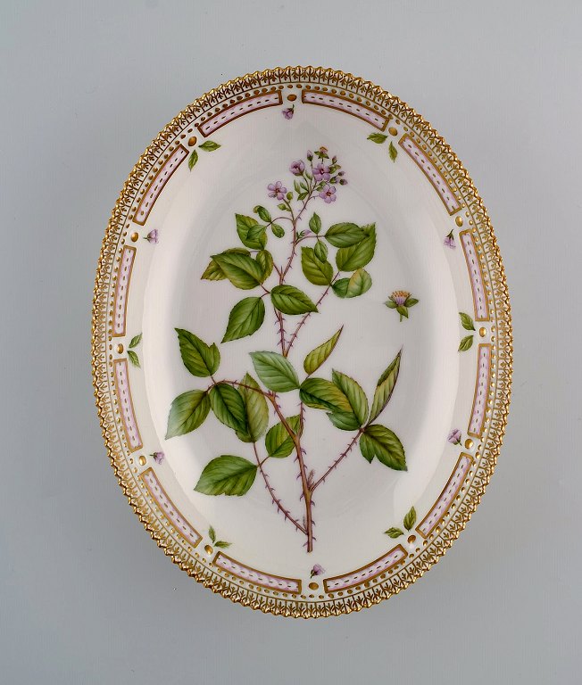 Royal Copenhagen Flora Danica oval serveringsskål i håndmalet porcelæn med 
blomster og gulddekoration. Modelnummer 20/3506.  
